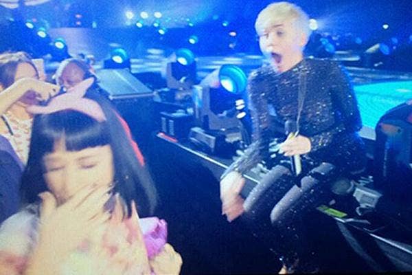 miley cyrus kissing katy perry miley cyrus kiss