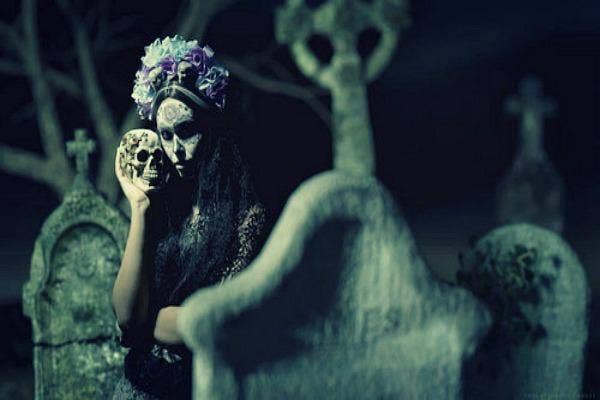 girl visits love in graveyard