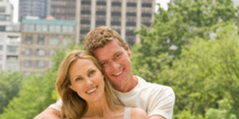 A couple embrace in the city.
