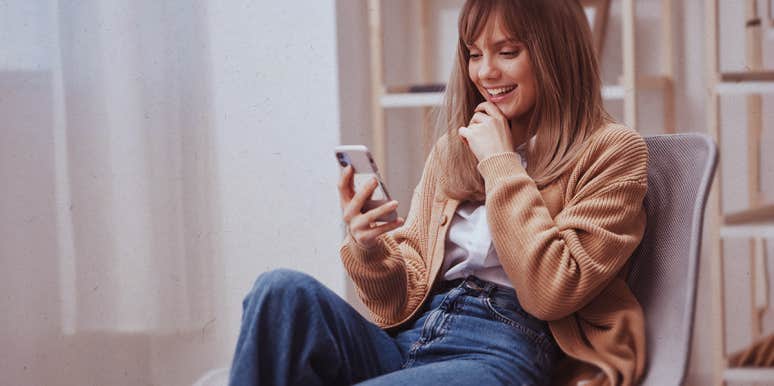 10 Brutally Honest Reasons Your Online Dating Profile Isn't Attracting Anyone woman on her phone