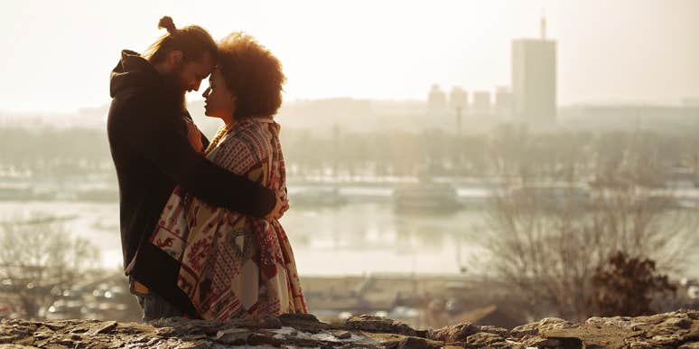10 Definitive Signs You're Addicted To Falling In Love couple hugging