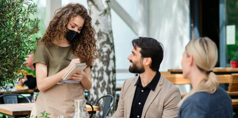 10 Ways Not To Be An Awful Customer (From A Waiter's POV) waitress taking orders