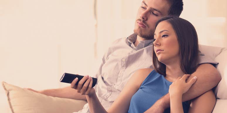 11 Awkward Signs You're In The 'Comfort Zone' In Your Relationship (Which Isn't Always A Good Thing) couples that look boarden