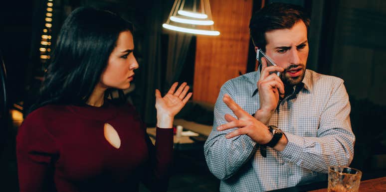 16 Signs He's Not Putting In Enough Effort Into Your Relationship man ignoring woman on date