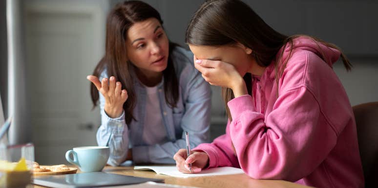 mom arguing with teenage daughter