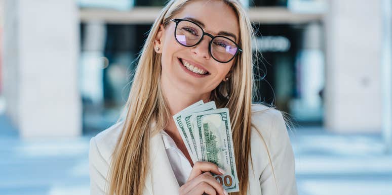 woman who never says these phrases and avoids financial troubles