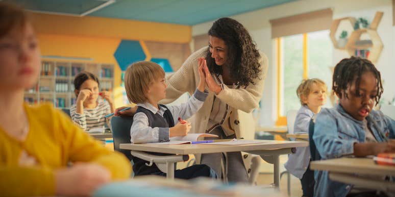 teacher helping her students succeed