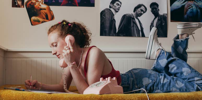 Things Millennials Went Through As Teenagers That Would Make Gen Z Cry
