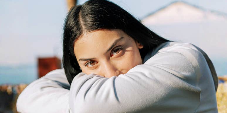 Anxious person pulling away during a relationship moment showing the habits of people who subconsciously sabotage relationships they don’t want to last.