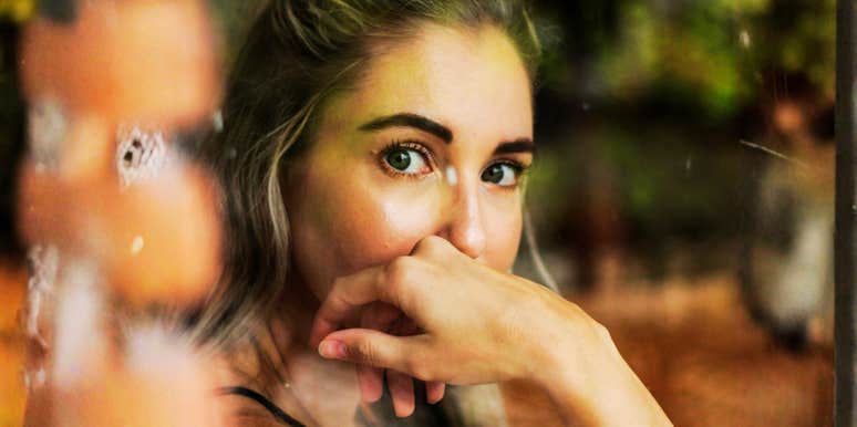 Intuitive person sensing an emotional mismatch with their partner showing the signs your soul notices when someone isn’t your twin flame.