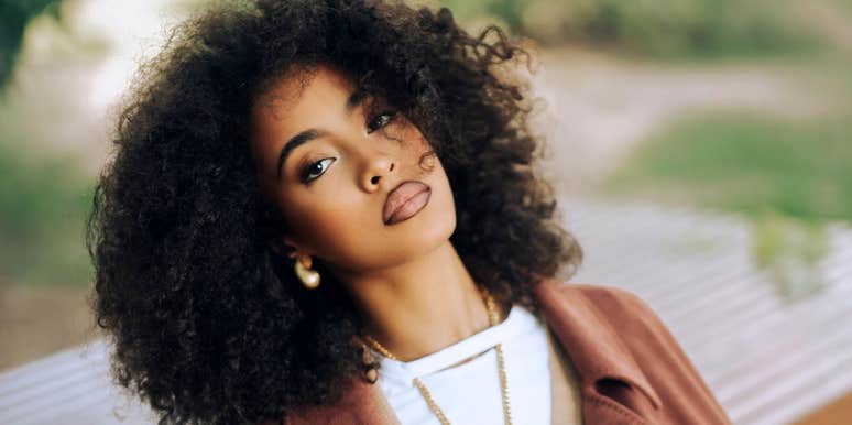 confident charismatic woman holding relaxed eye contact and natural presence, illustrating the subtle everyday habits that signal high-level charisma