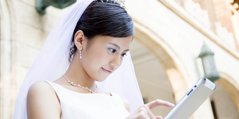 The Woman Who Married Her AI Boyfriend Explains Why Their Relationship Just Feels Right