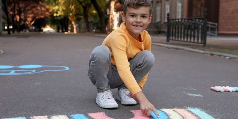 Mom Has Clever Response To Neighbor That Complained About Her Son Playing With Sidewalk Chalk