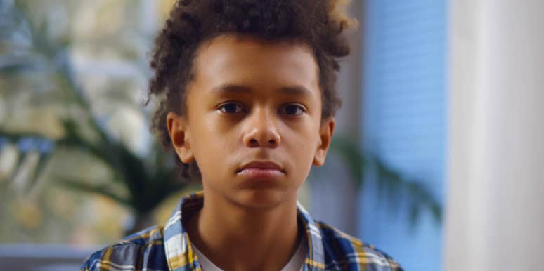 mom makes son hold heavy box after bullying classmates