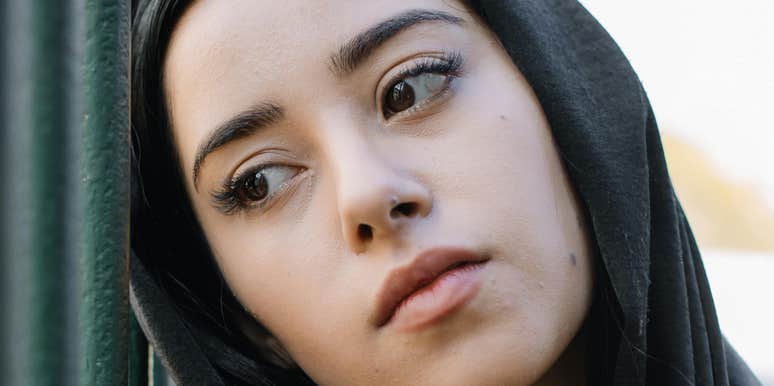 Woman needs to walk away.