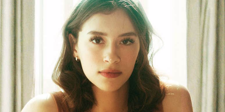 A woman with a serious and contemplative gaze, representing the psychological shift from superficial school connections to the deeper, more complex world of adult relationships.