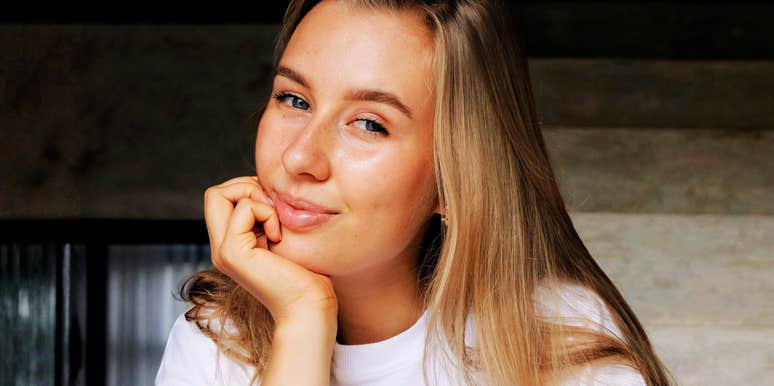 A woman with a joyful, radiant expression; a visual representation of the rare mental habits that allow individuals to stay happy during difficult times.