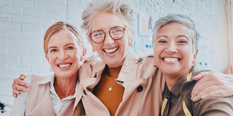 Woman normalize makeup-free aging.