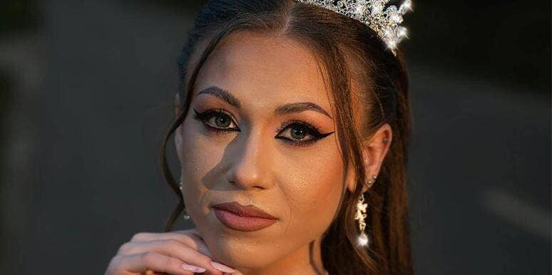Beauty pageant queen has love lessons.