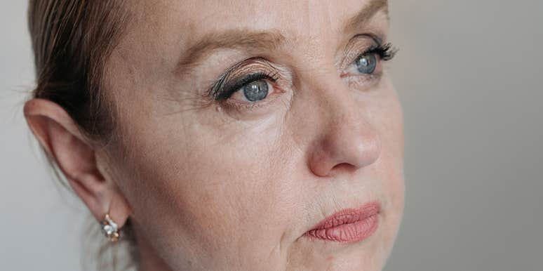 Woman notices low-IQ behaviors.