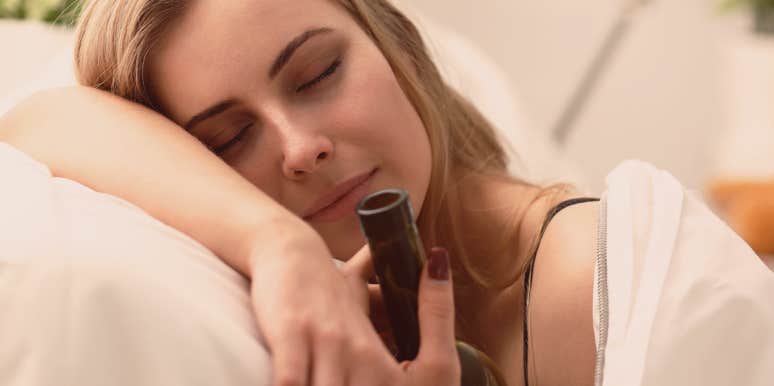 29 Bad Relationship Habits You Desperately Need To Lose By Age 30 woman holding a bottle in bed