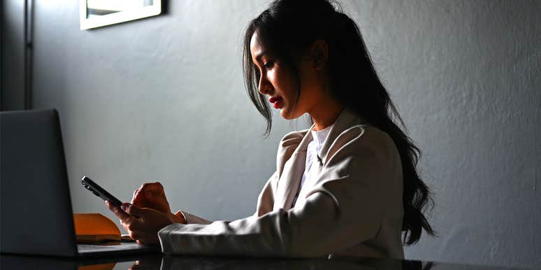 4 Sneaky Ways Your Phone Is Completely Stressing You Out woman texting on phone