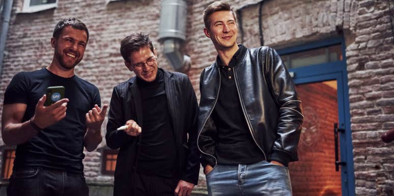 Male Take: 5 Surprising Spots To Meet Great Guys (NOT The Bar!) male friends hanging out