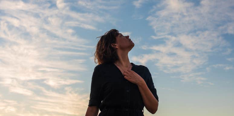 5 Easy Ways To Tell Your Deceased Loved Ones Are Reaching Out To You woman looking at the sky