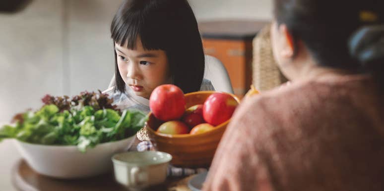 6 Child Behavioral Problems Parents Should Never, Ever Ignore children looking to the side