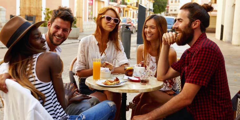 6 Communication Tips The Most Alluring, Charismatic People Know friends at dinner talking