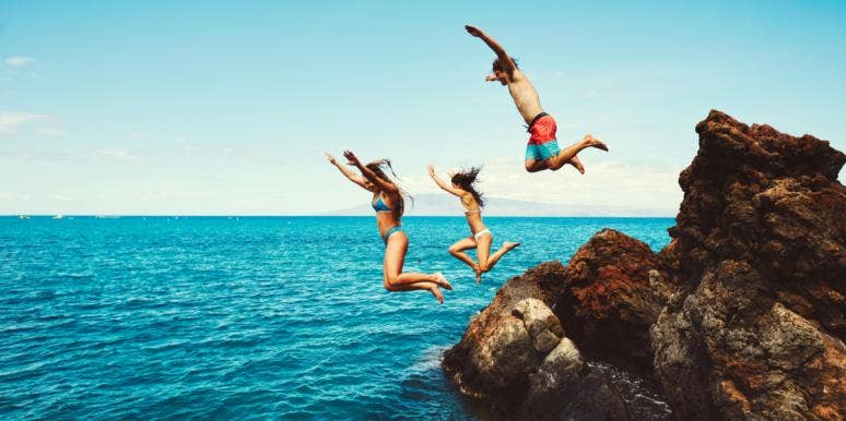 7 Life-Changing Reasons You Should Step Out Of Your Comfort Zone More Often friends cliff jumping