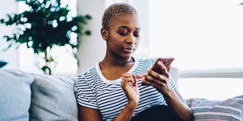 8 Bogus Communication Double Standards That Seriously Drive Your Relationship Apart woman texting