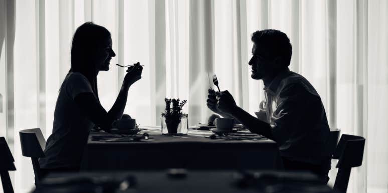 8 Important Red Flags To Look For On A First Date couple on dinner date