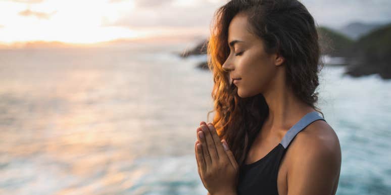 How To Have A Closer Relationship With God That Feels Authentic Woman praying