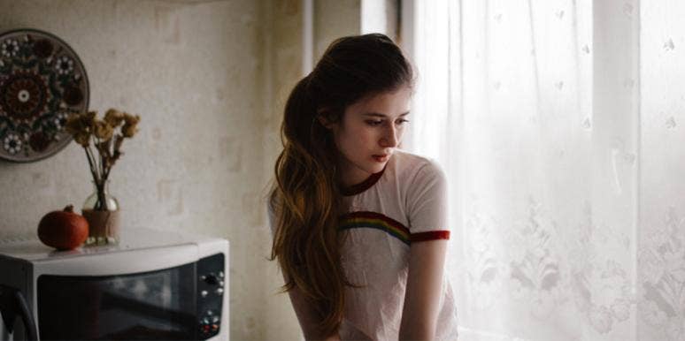 5 Subtle Body Language Signs That Someone Needs Help woman in t shirt looking helpless