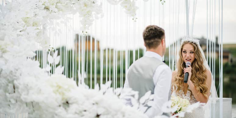 Bride Exposes Cheating Fiancé During Wedding Vows Bride exposes cheating groom