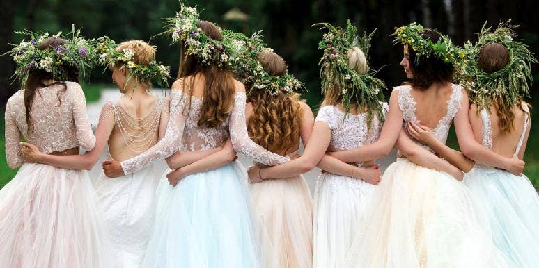 Record-Setting Bride Has Over 100 Bridesmaids Record-Setting Bride Has Over 100 Bridesmaids