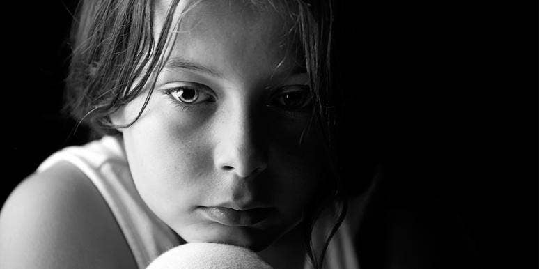 If You Notice These 3 Behaviors, Your Child Might Have Anxiety sad child