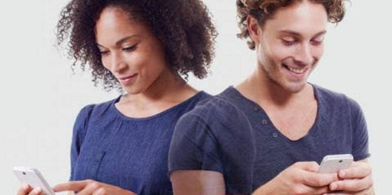 couple iphone connecting texting