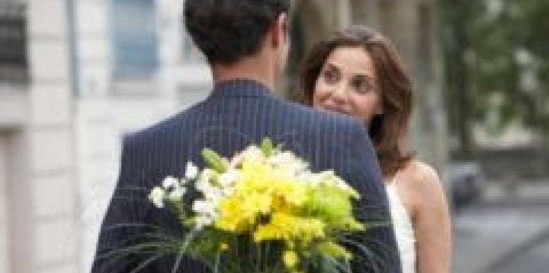 How To Prevent An Awkward First Date couple meeting for date outside surprise with flowers