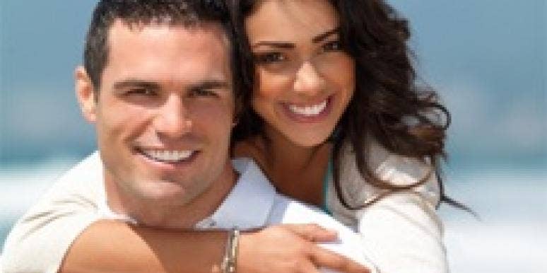 4 Summer Beauty Trends Men Love couple on the beach