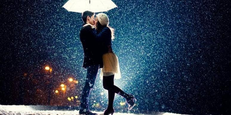 couple-under-umbrella couple-under-umbrella