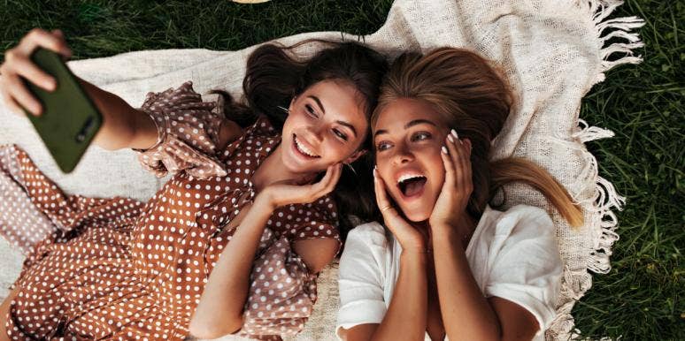 75 Memorable & Crazy Things To Do With Your Best Friend girls taking selfie