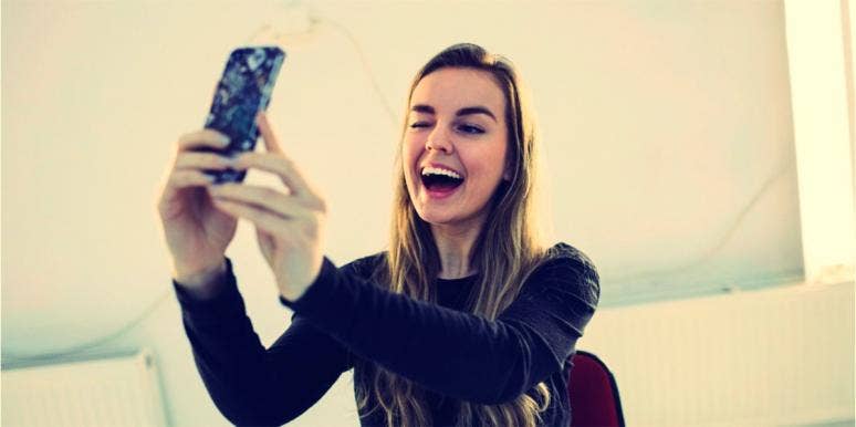 Pros & Cons Of Selfies On Dating Apps And Profile Pictures That Work Woman taking selfie for dating profile pictures