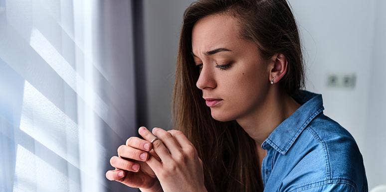 6 Lessons I Learned From Getting A Divorce In My Twenties woman taking off wedding ring