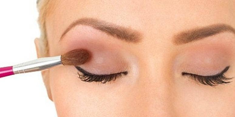 How To Apply Eyeshadow For Any Type Of Date Night girl applying eyeshadow
