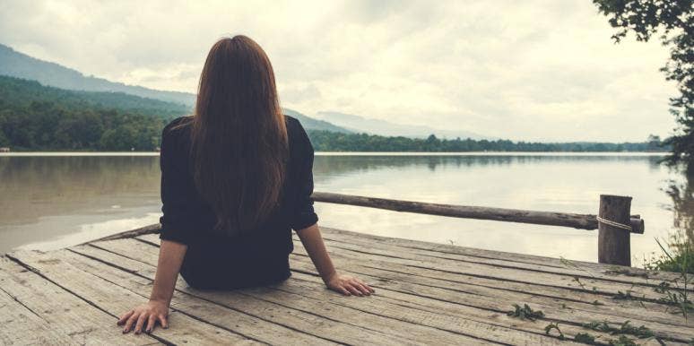 6 Signs Your Commitment Issues Are Keeping You Single woman sitting by herself on beach