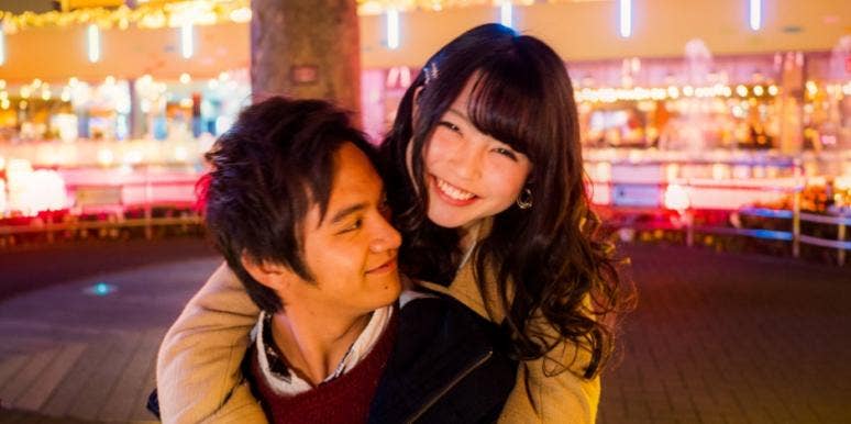 How To Flirt With A Guy & Flirting Tips That Attractive Women Use How To Flirt With A Guy & Flirting Tips That Attractive Women Use