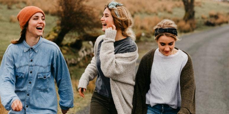 5 Ways To Deal With Friends Who Still Talk To Your Ex