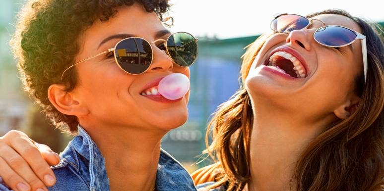 What Does FTFY Mean? Slang Meaning & How To Use It friends laughing